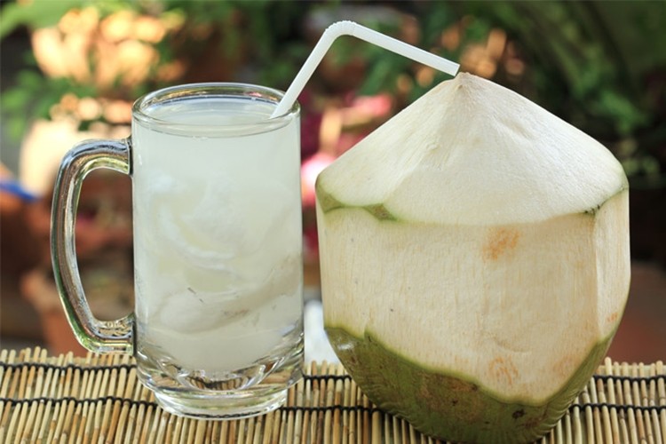 Água de coco Melhora a digestão: veja 30 benefícios