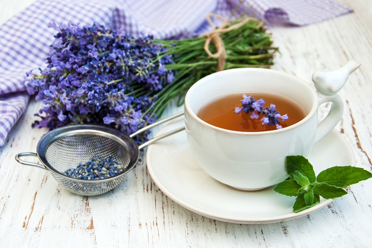 Chá de Alfazema combate a insônia: veja 25 benefícios