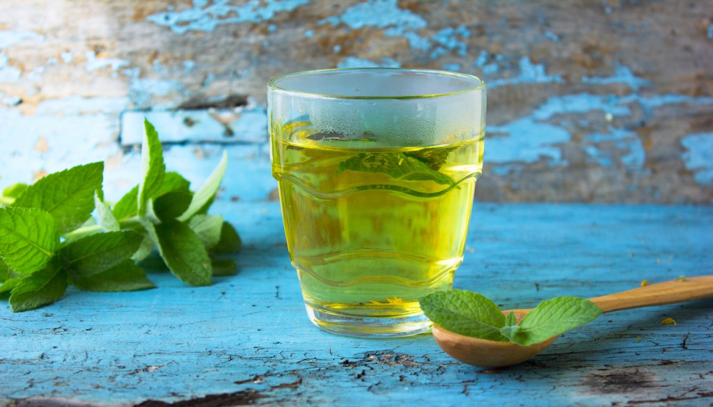 Chá de erva cidreira faz bem para o sono: veja 25 benefícios