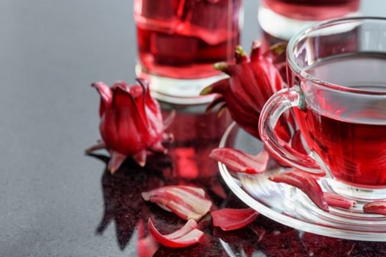 Chá de hibisco previne problemas no fígado: veja 18 benefícios