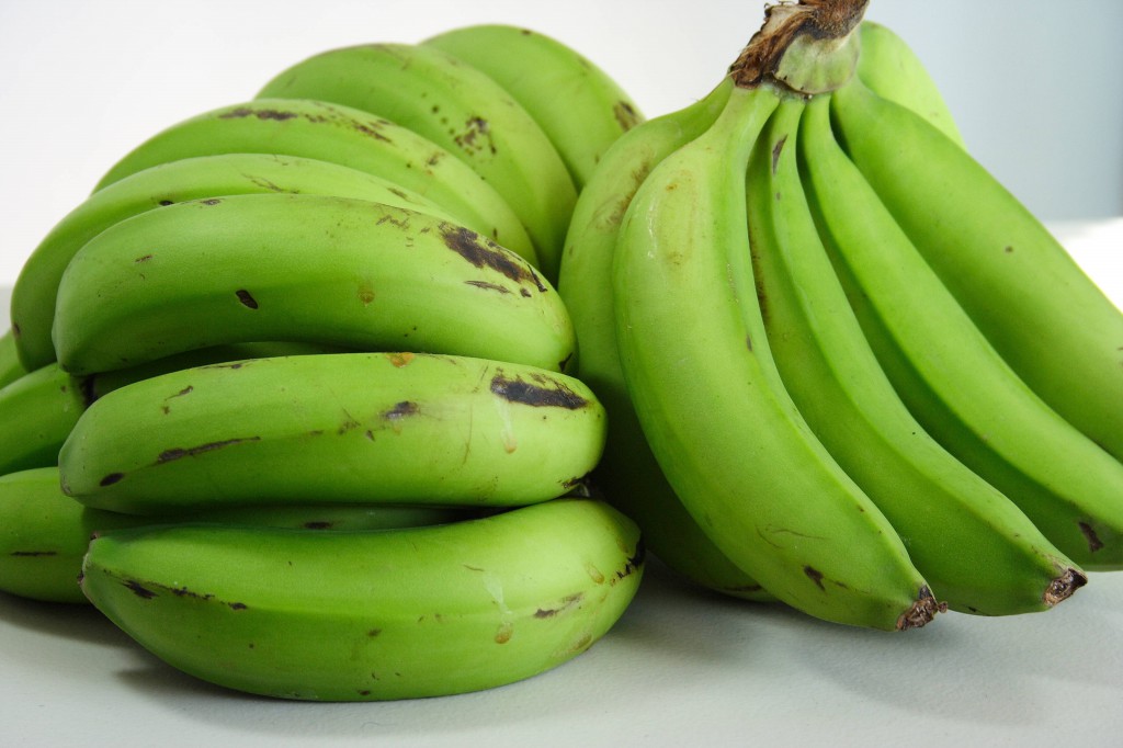 Banana verde previne derrames: veja 7 benefícios da fruta