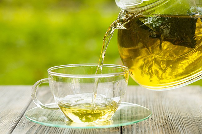 Chá de Capim Santo alivia dores de cabeça: veja 11 benefícios