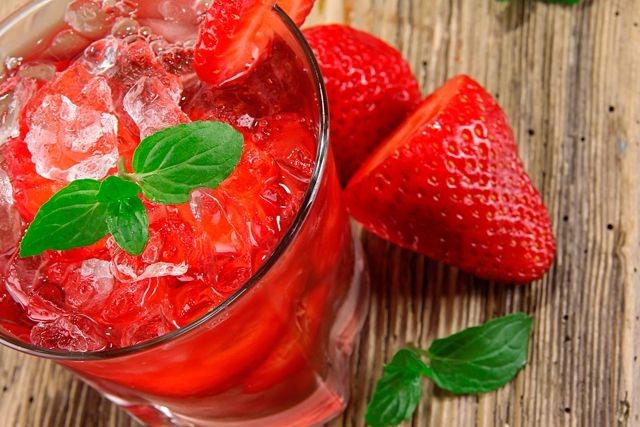Suco de morango promove a imunidade: veja 10 benefícios do suco