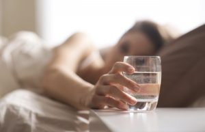9 benefícios de beber água em jejum