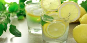 quais os benefícios da água de limão?