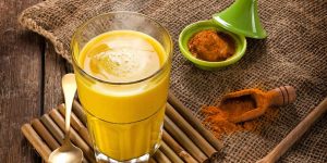 beneficios do leite de curcuma