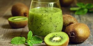 beneficios do suco de kiwi