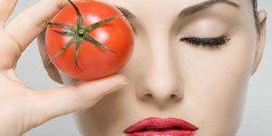 maneiras de usar o tomate para combater olheiras