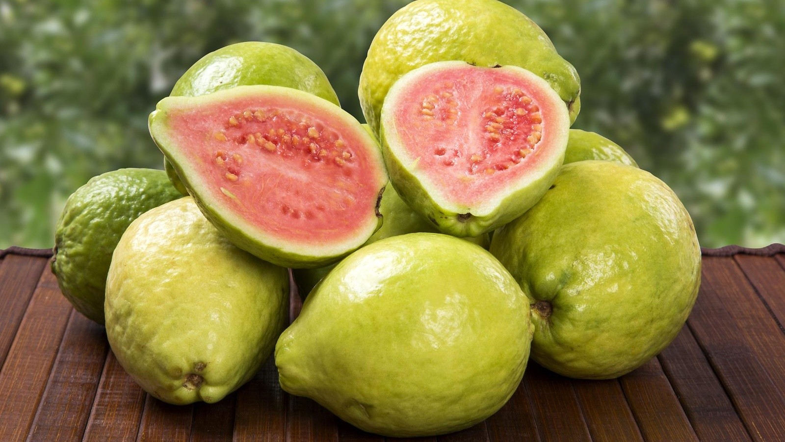 Semente de goiaba combate a constipação: veja 10 benefícios da fruta