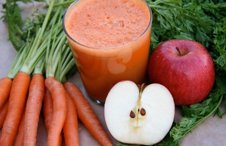 quais os benefícios do suco de cenoura com maçã?