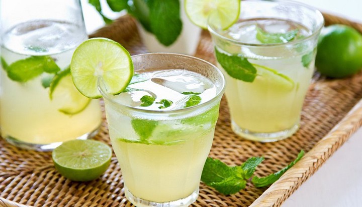 Suco de limão é bom para emagrecer: veja 30 benefícios