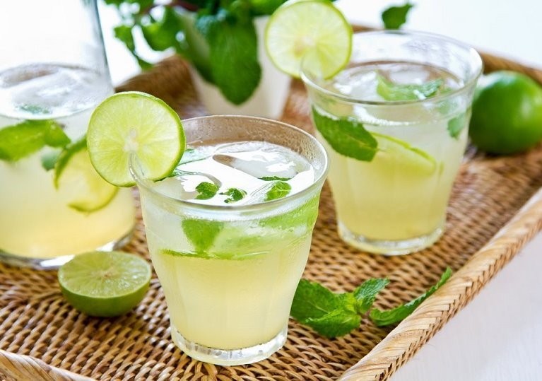 17 benefícios de beber água com limão pela manhã