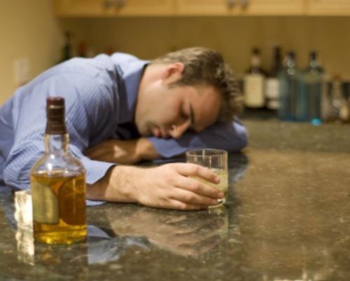 Alcoolismo agudo: o que é, causas, sintomas e tratamentos
